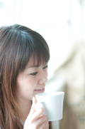 お茶を飲む女性イメージ